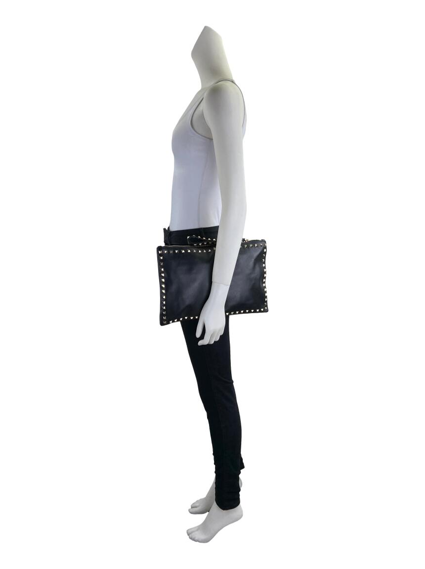 Clutch Valentino Rockstud Preta - CAXB1 Original | Etiqueta Única
