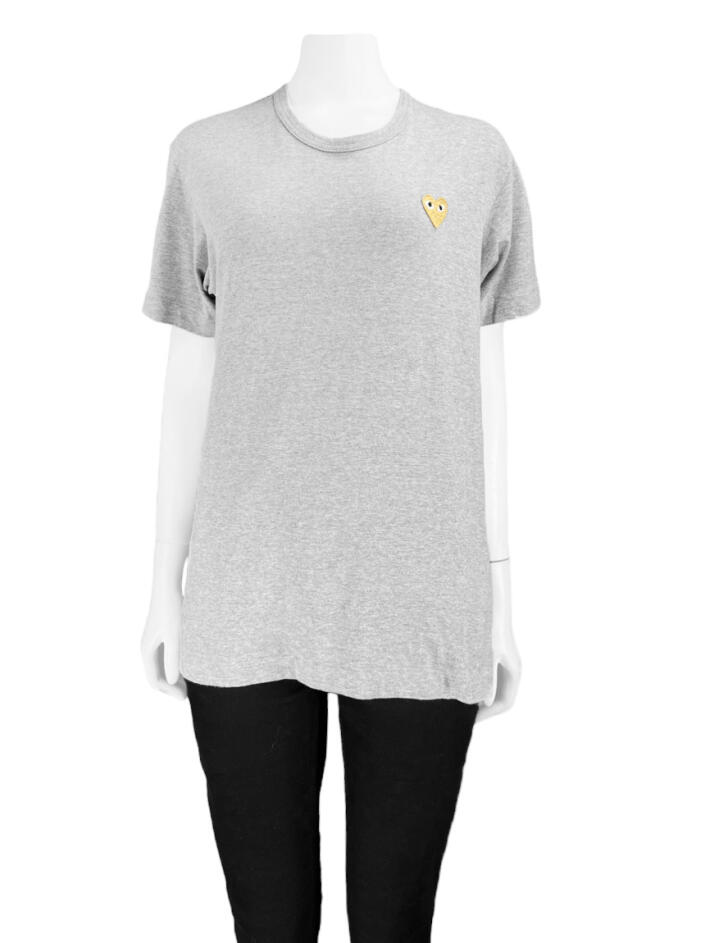 Camiseta Comme des Garçons Bordada Cinza - CHNR6 Original Camiseta Comme des Garçons Bordada Cinza - CHNR6 Original