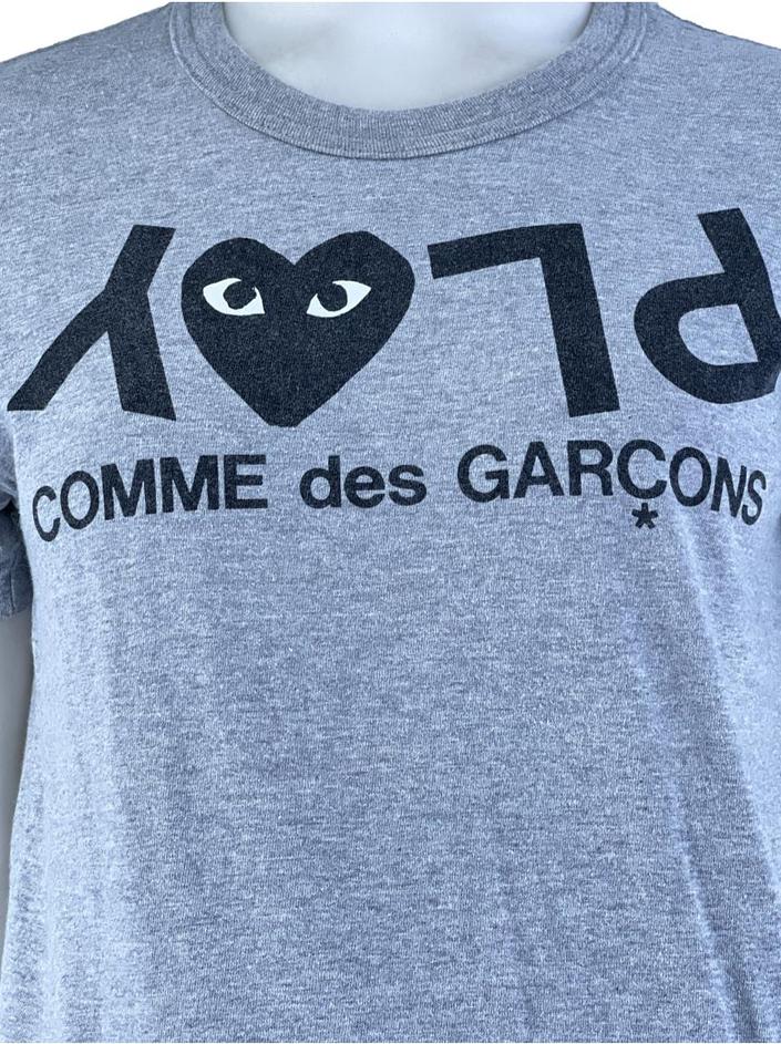 Camiseta Comme des Garçons Play Logo Cinza - CMFN1 Original