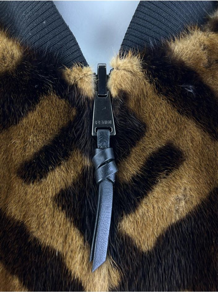 Jaqueta Fendi Fur Monograma Marrom Reversível - DZB1061 Original