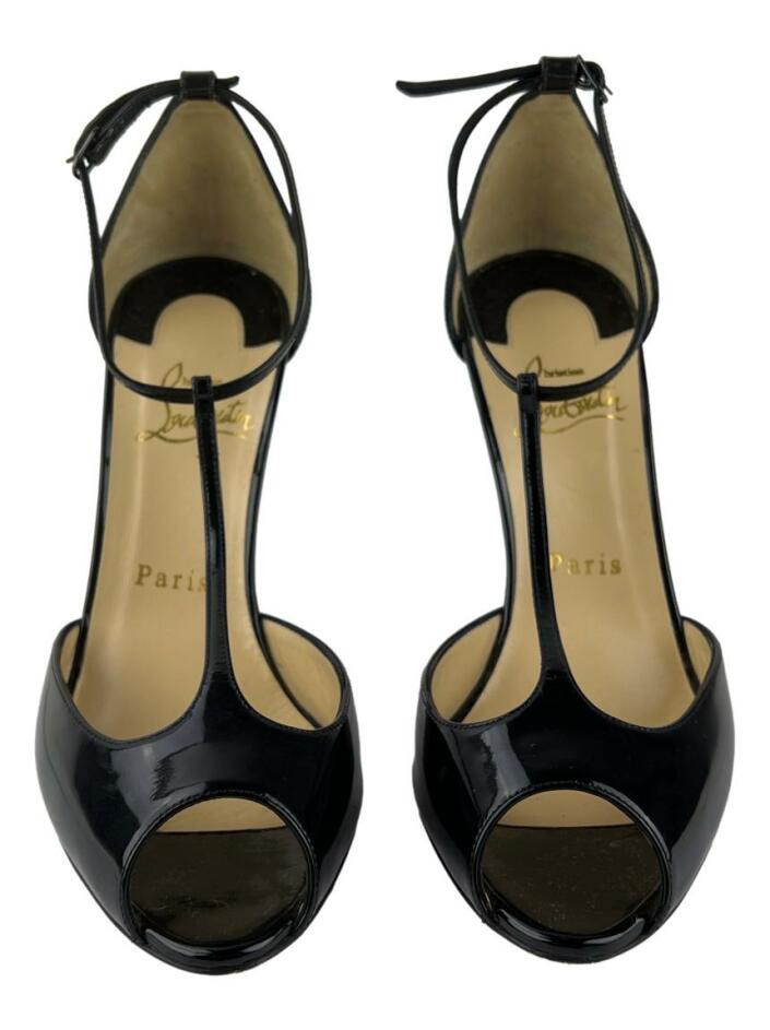 Sandália Christian Louboutin Senora T-Strap Verniz Preta - ACKA9 Sandália Christian Louboutin Senora T-Strap Verniz Preta - ACKA9