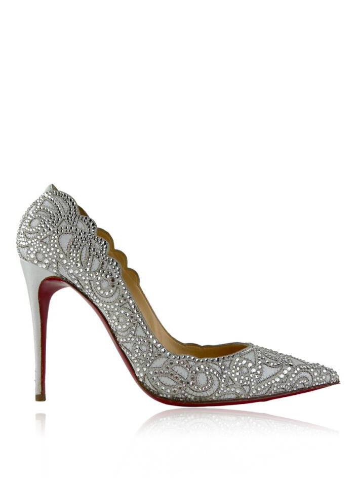 Louboutin store branco scarpin