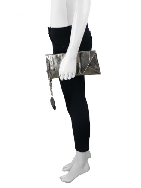 Clutch Luella Phyton Chain Charm Metalizado
