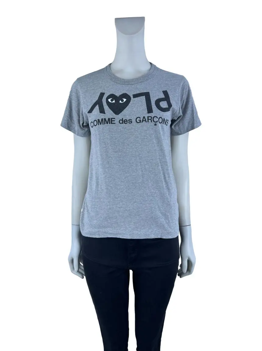 Camiseta Comme des Garçons Play Logo Cinza - CMFN1 Original