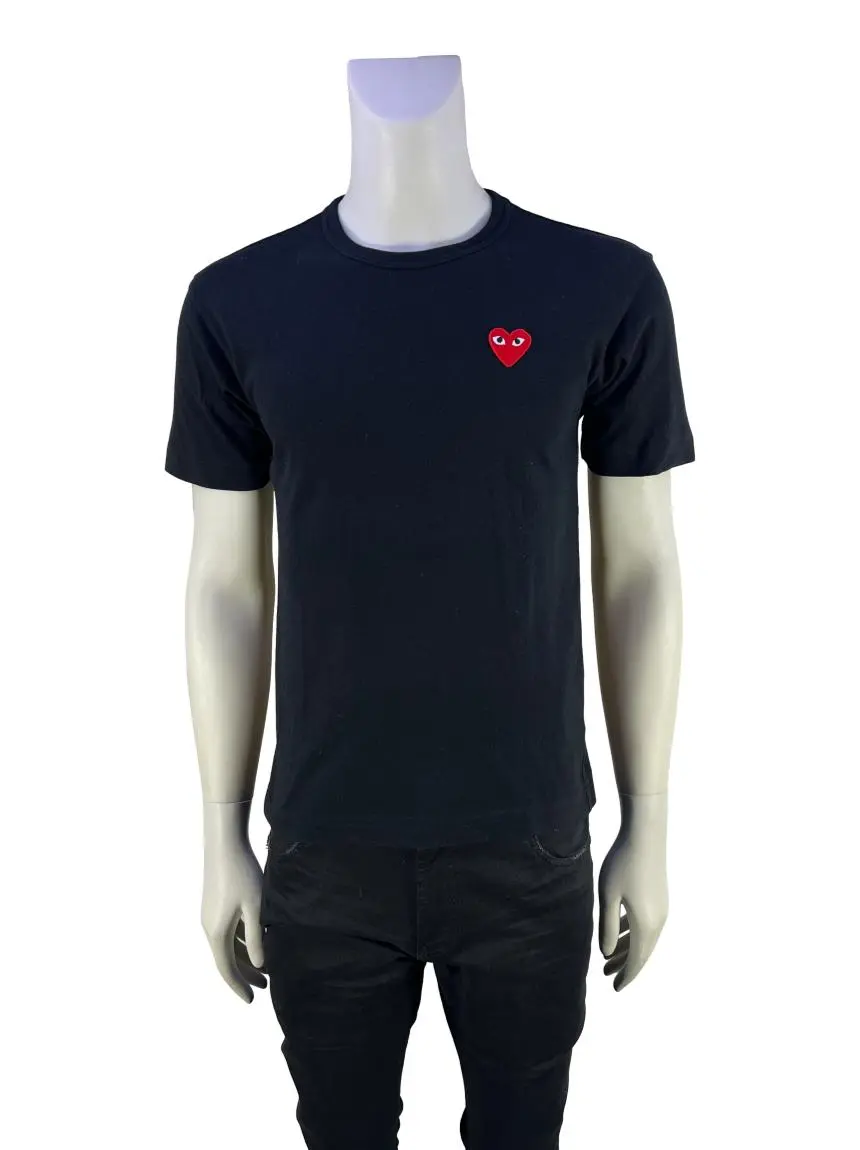 PLAY COMME des GARÇONS ブラック Tシャツ S Comme Des Garçons Play Camiseta Heart Logo | Preto | FARFETCH BR