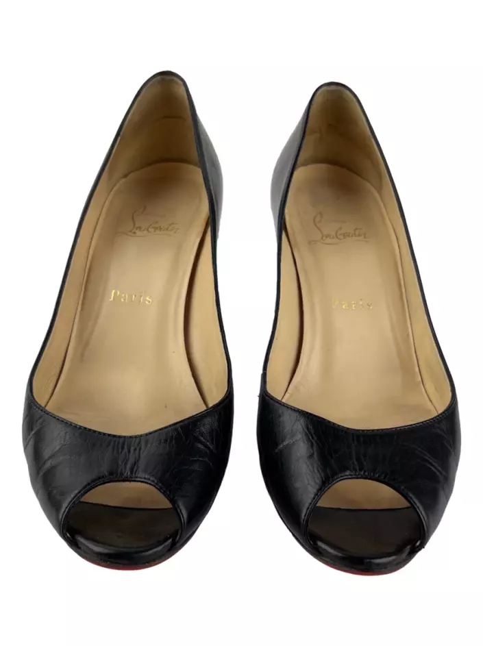 Sapato de Salto Christian Louboutin Peep Toe Couro Preto Original - NDM119