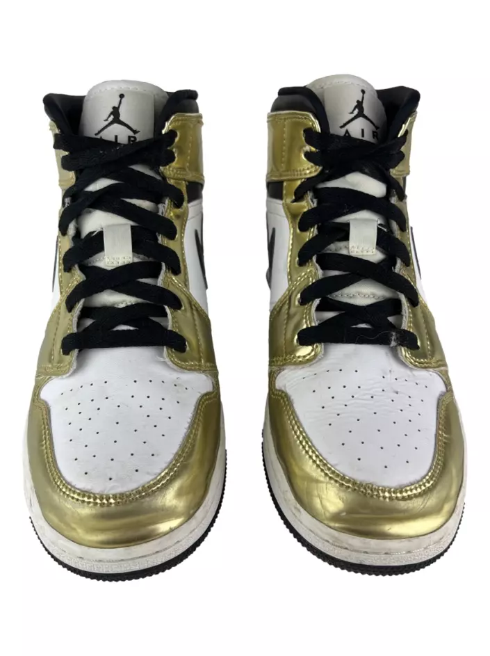 Nike sneaker cheap gold