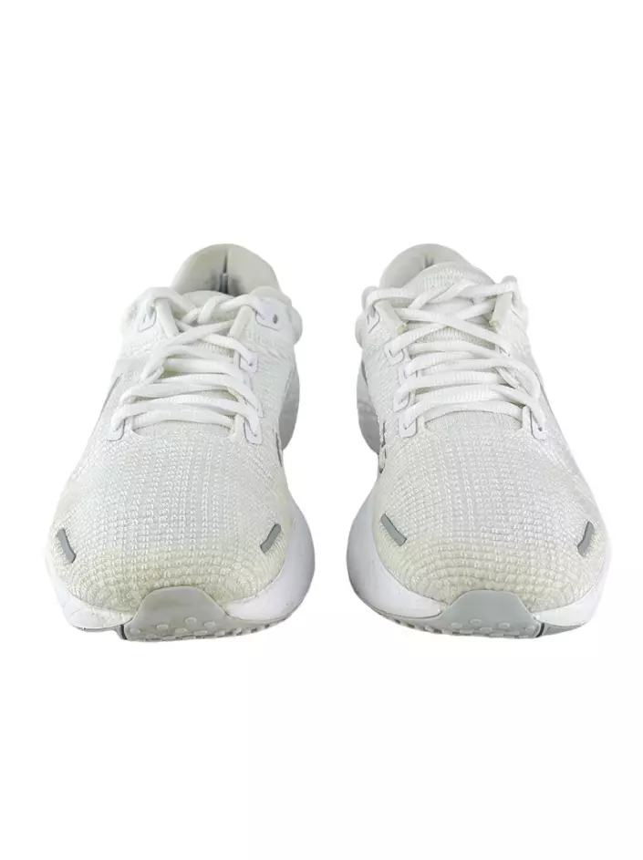 White knit best sale nike shoes