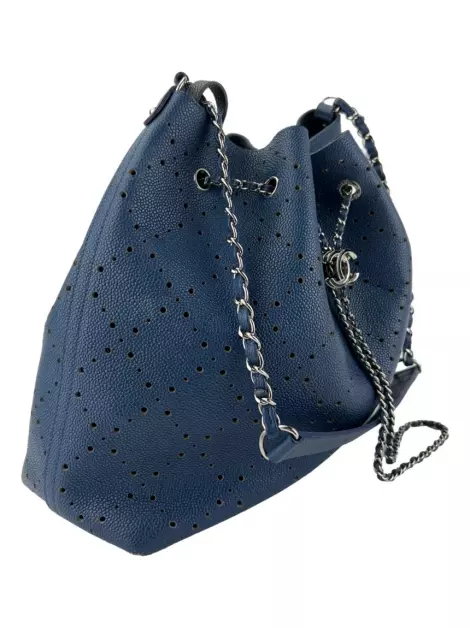 Bolsa com Alça Chanel Bucket CC Perfurada Azul