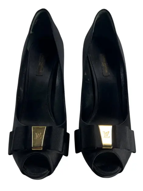 Scarpin Louis Vuitton Monica Bow Cetim Preto