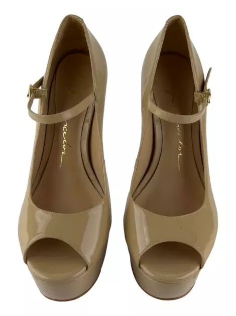 Scarpin Luiza Barcelos Peep Toe Verniz Bege