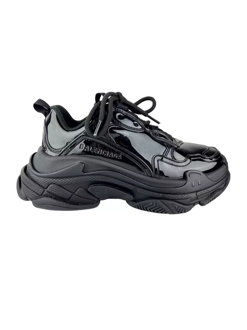 Tenis best sale preto envernizado